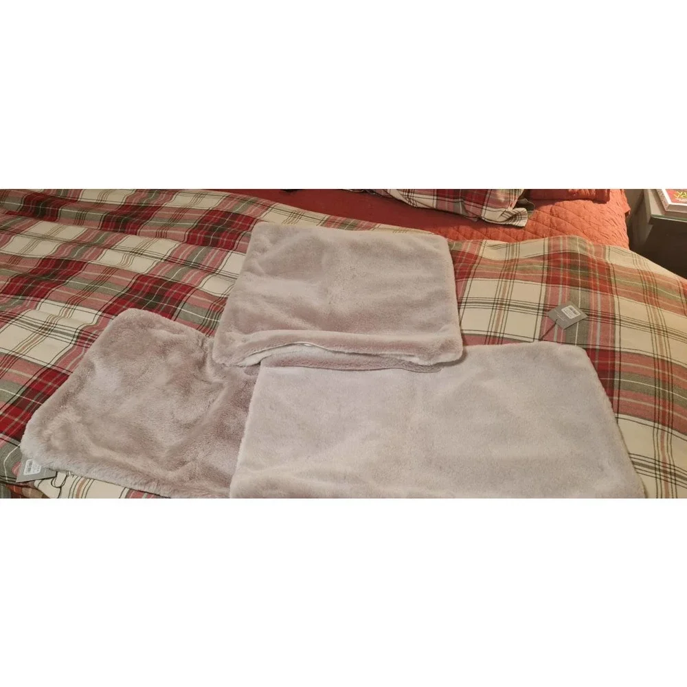Restoration hardware throw pilliows set of 3 gay white fur